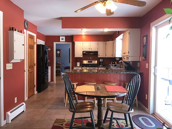Breakfast bar and nook.