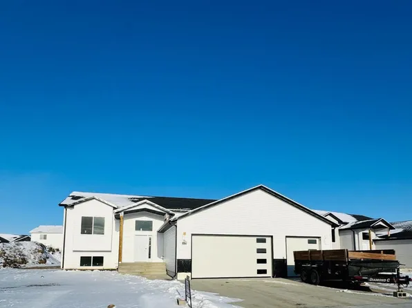 134 Mulberry Loop NE, Minot, ND 58703