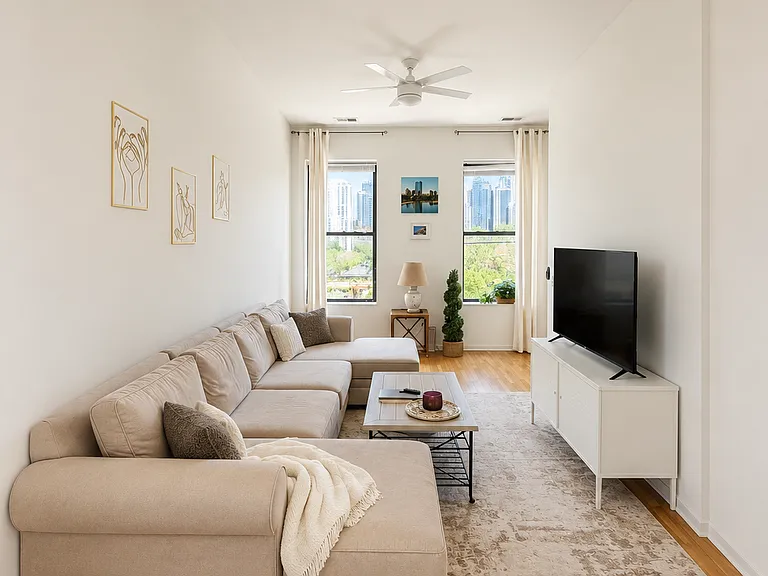 946 N Orleans St #303 — Photo 2