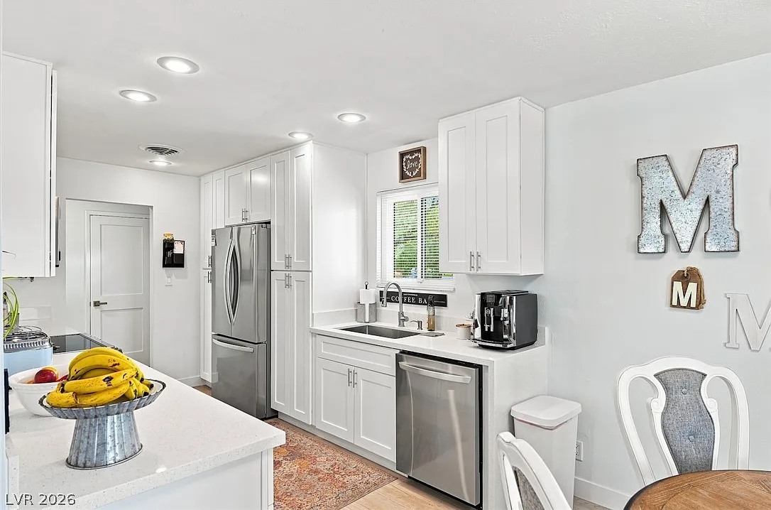 3 bed, 1.5 bath, 1198 sqft, $2,195 — Photo 3