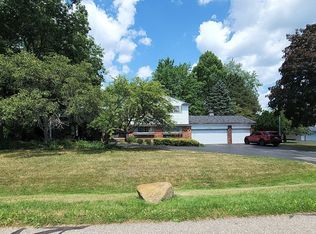 36122 Castlemeadow Dr, Farmington Hills, MI 48335