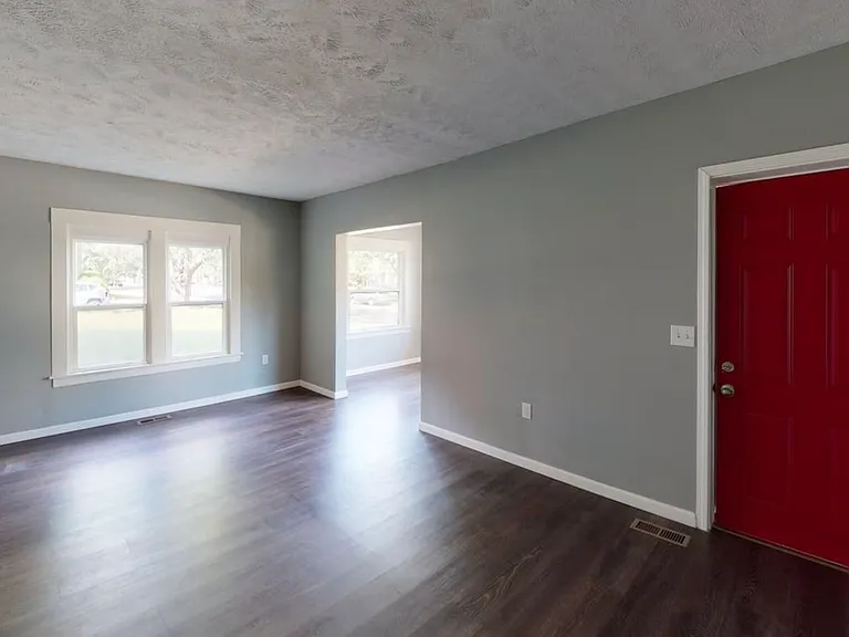 1011 N Pine St — Photo 6