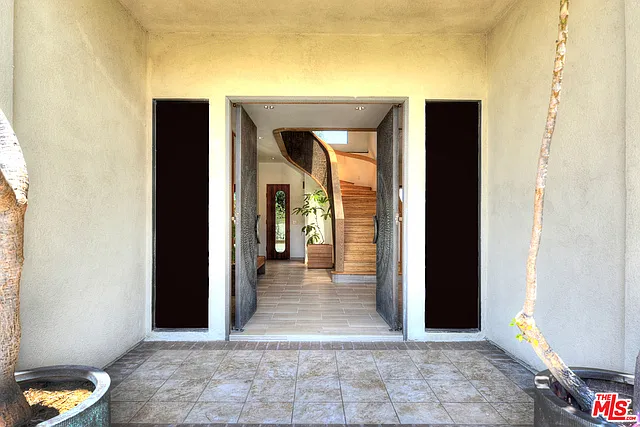 5 bed, 4.5 bath, 4682 sqft, $15,000 — Photo 3
