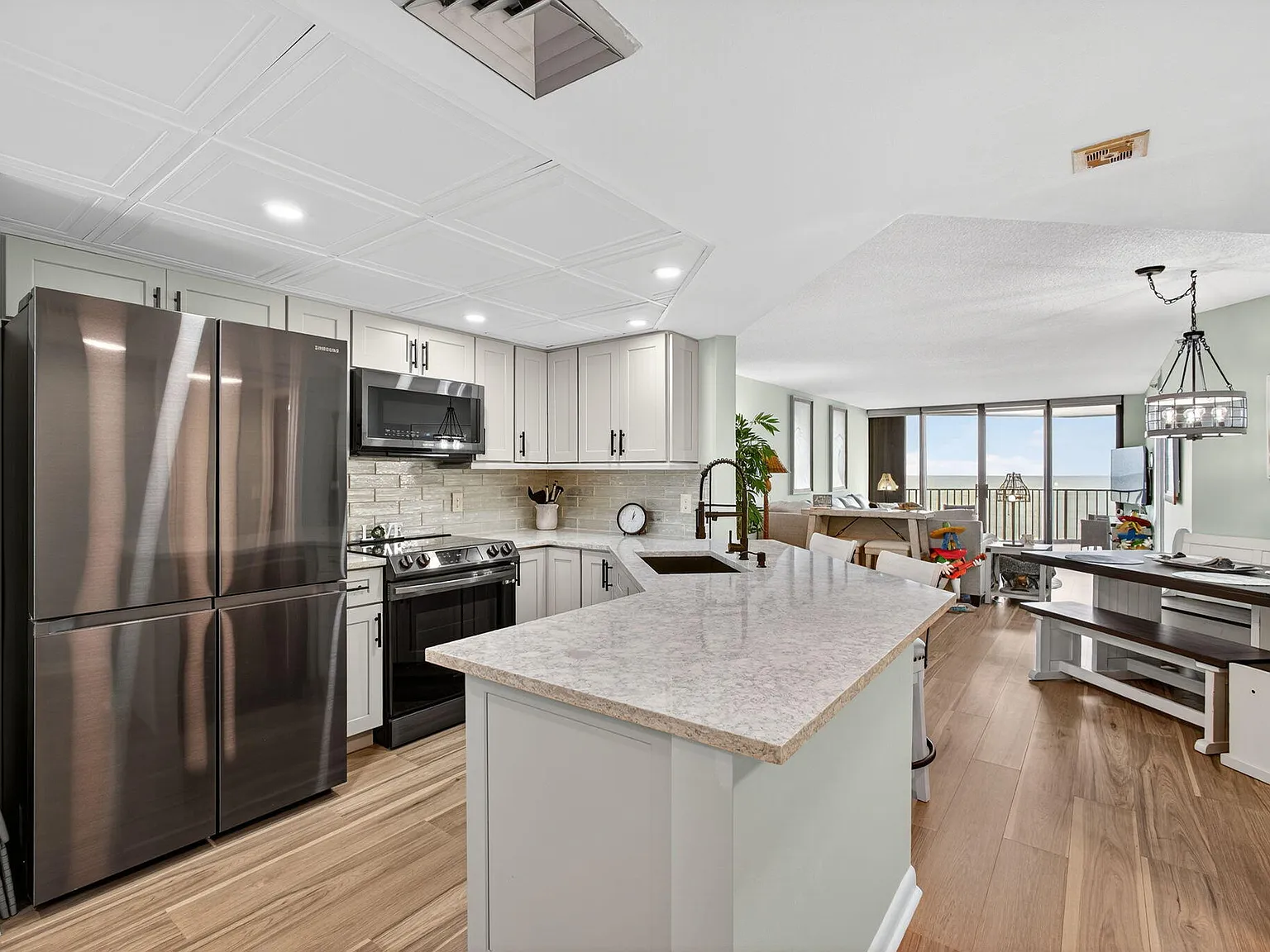 2 bed, 2.0 bath, 1209 sqft, $5,000 — Photo 2