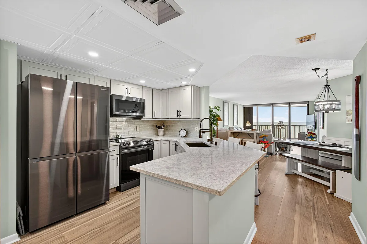 Building Photo - 9650 S Ocean Dr #302