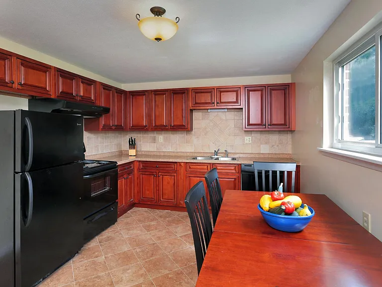 Bradley Court — Photo 9