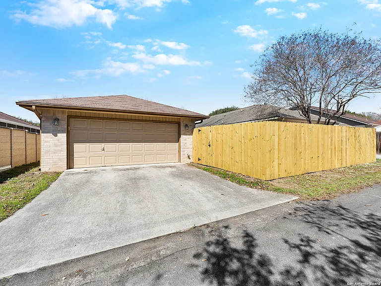 1504 Circle Oak Dr — Photo 32