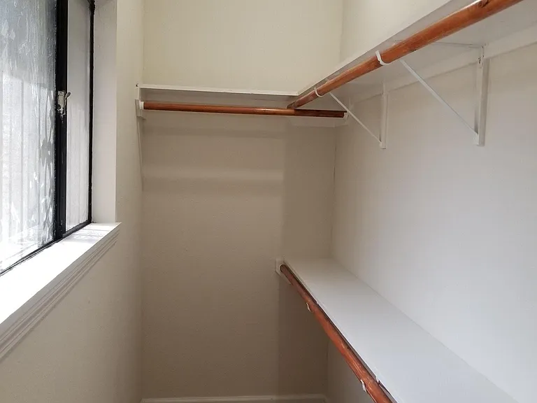 6830 Greenhurst St — Photo 12