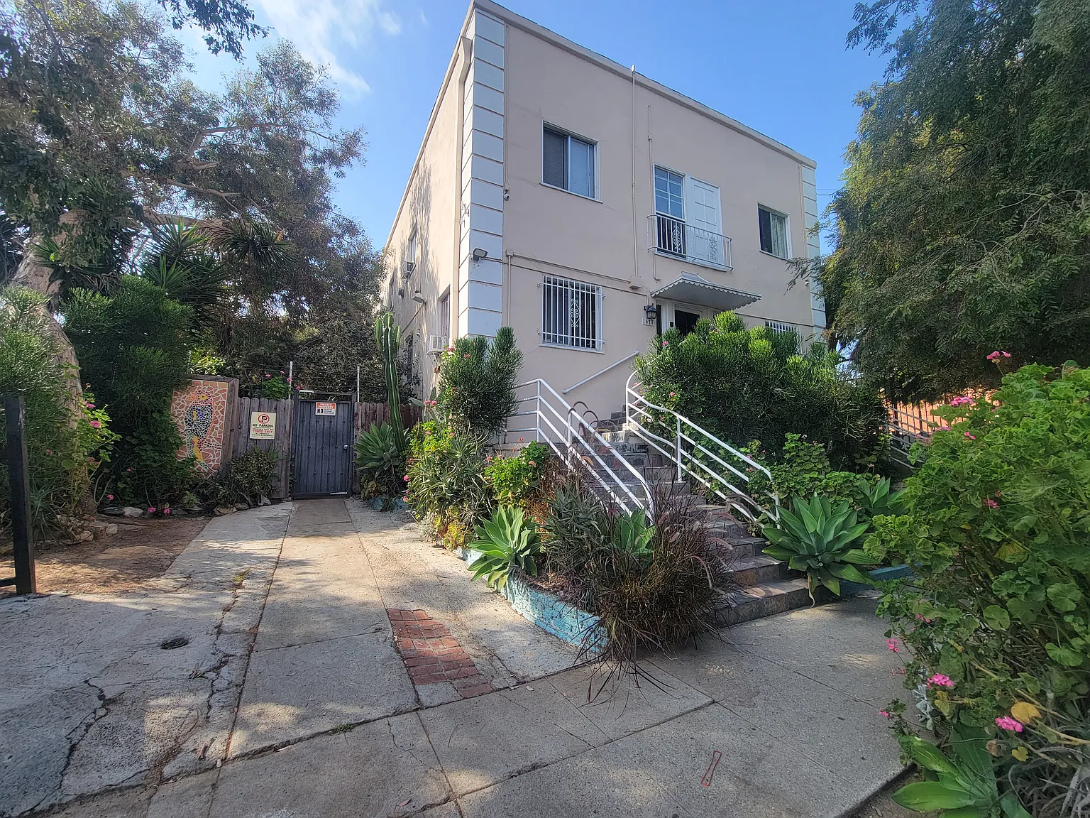 Studio, 400 sqft, $1,725 — Photo 1