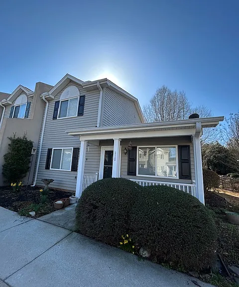 110 Perkins Pl — Photo 2