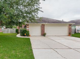208 Colony Lake Ln, Dickinson, TX 77539