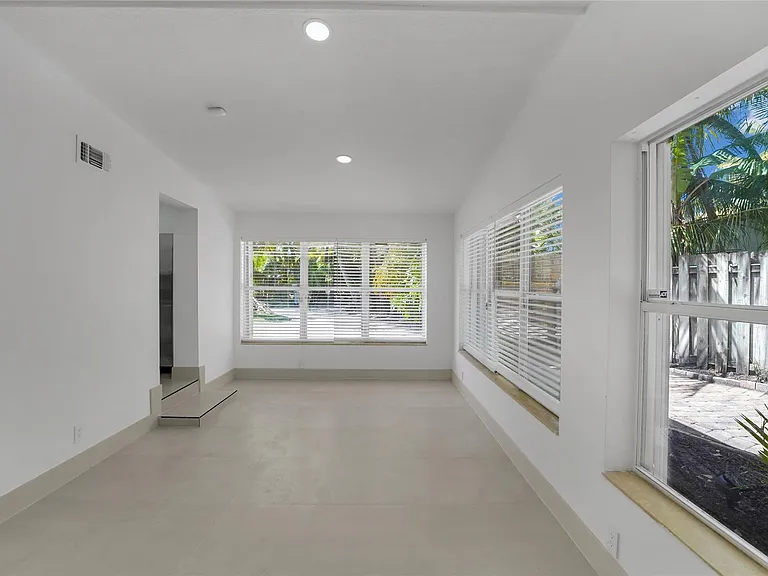 812 NE 4th Ave — Photo 13