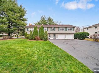33 Smith St, Waldwick, NJ 07463