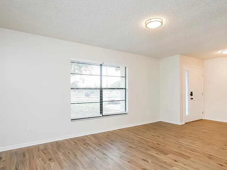 395 Eagle Cir — Photo 9