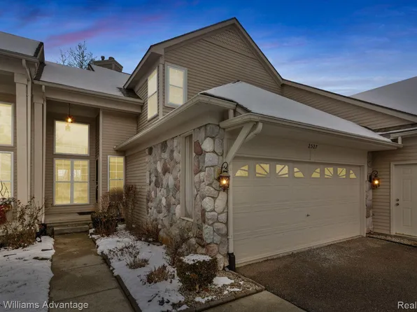 2527 Pine Dr, Wixom, MI 48393