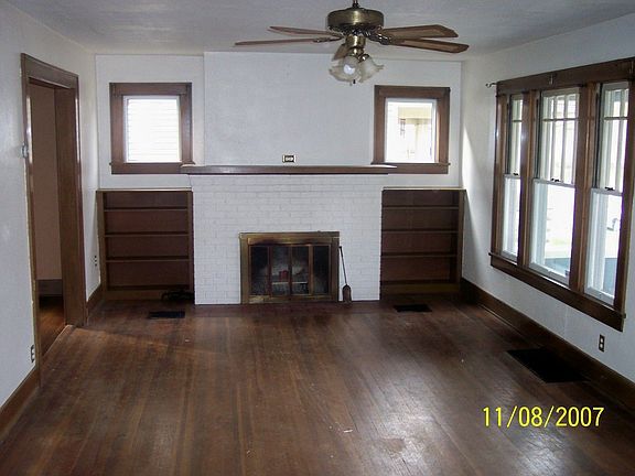 Beautiful hdwd floors in LR w/ wdbr fireplace