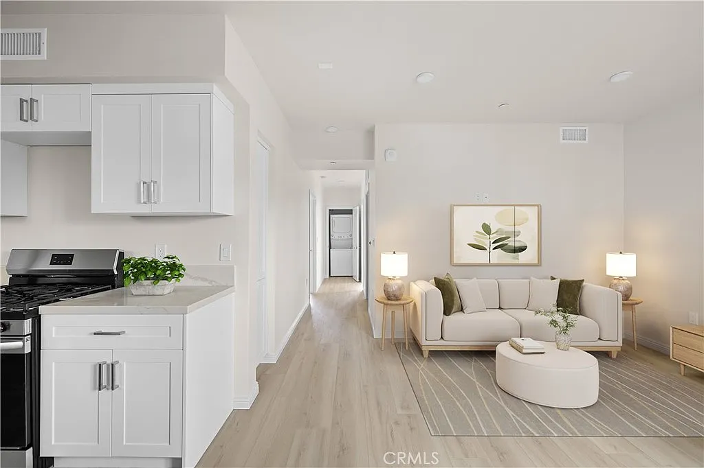 2 bed, 735 sqft, $4,557 — Photo 4