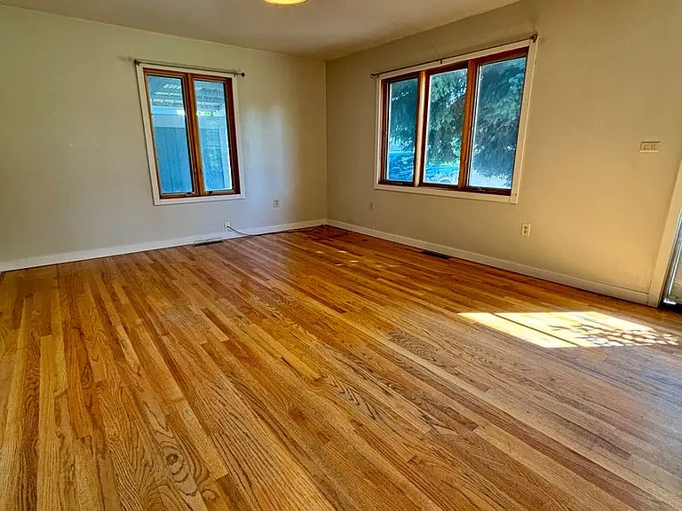 1130 Hudson St — Photo 3