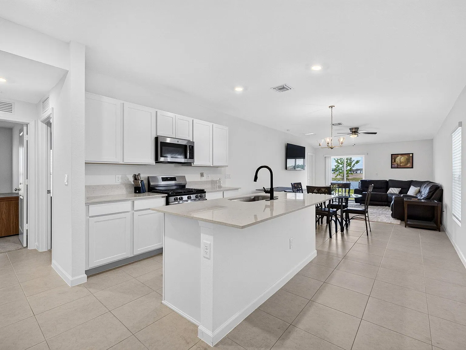 3 bed, 2.0 bath, 1432 sqft, $2,200 — Photo 4