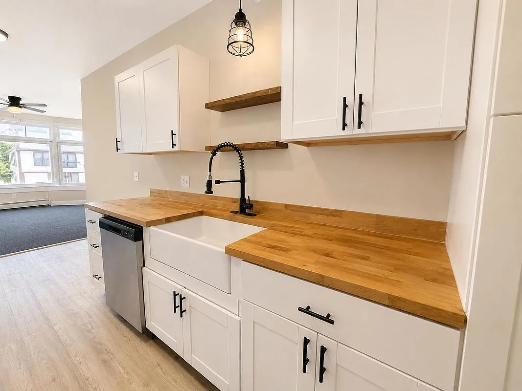 2 bed, 1.0 bath, 2200 sqft, $1,900 — Photo 3
