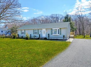 49 Sweetmans Ln, Manalapan, NJ 07726