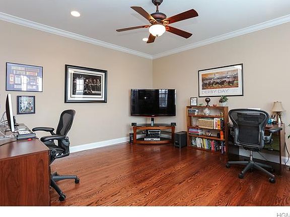4th image of 8 Roosa Ln