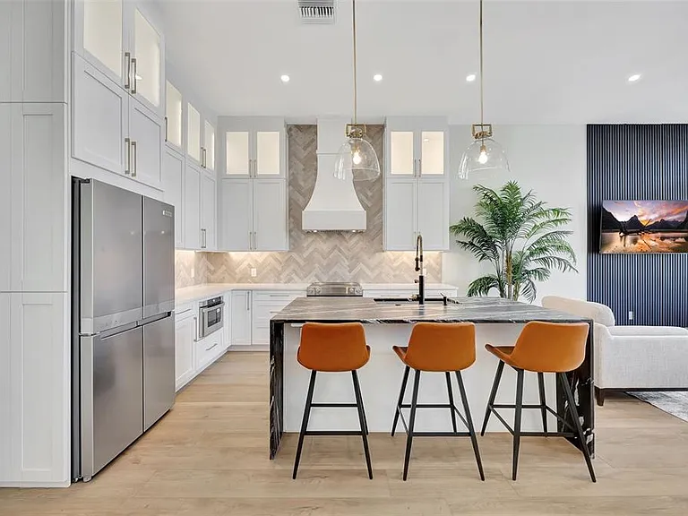 341 Albert St — Photo 8
