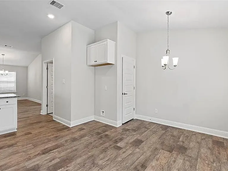 2708 Golden Palms Ln — Photo 7