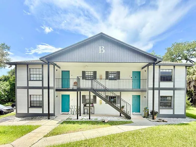 2 bed, 2.0 bath, 893 sqft, $1,995 — Photo 2