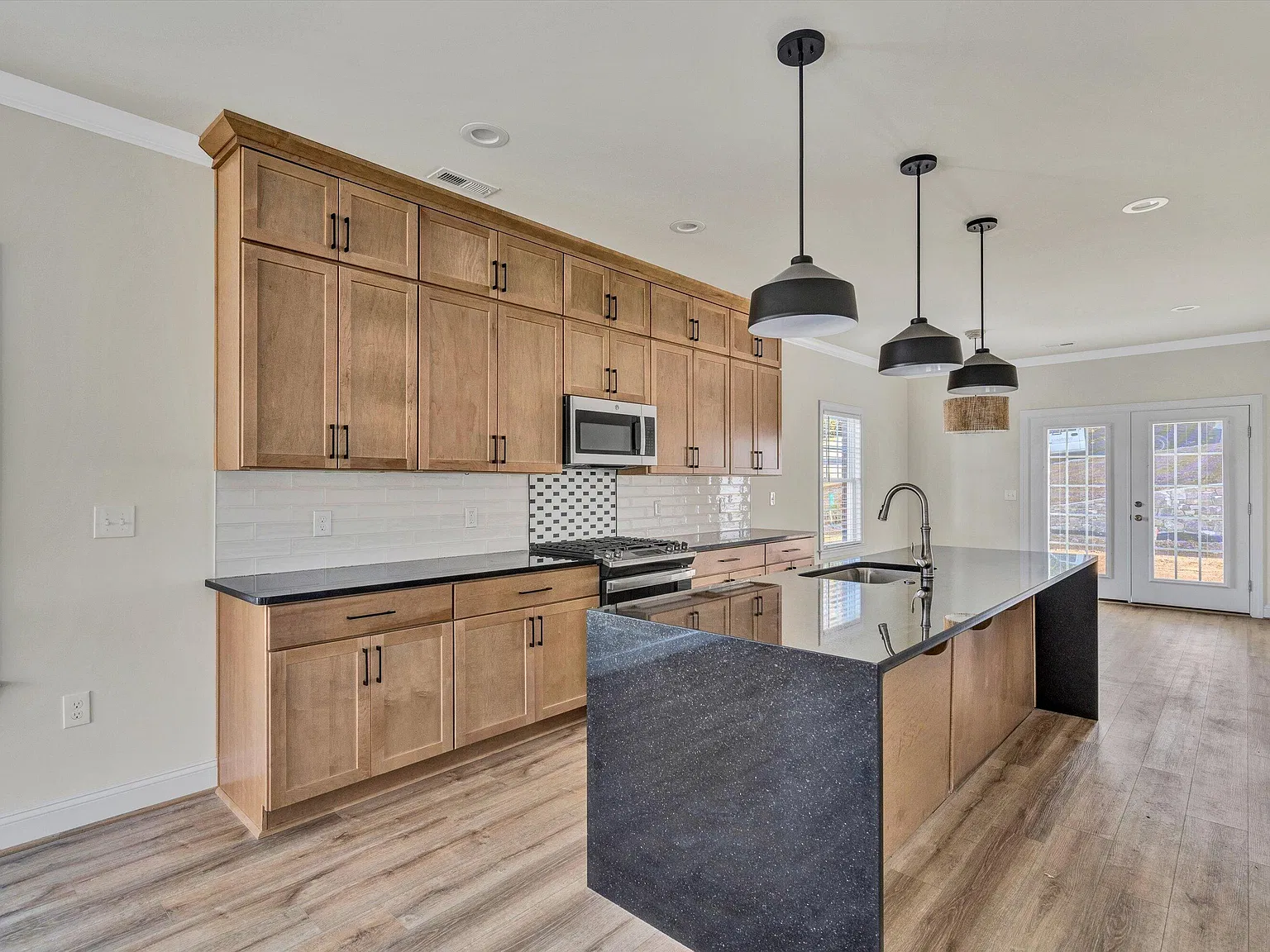 3 bed, 2.5 bath, 2044 sqft, $3,015 — Photo 4