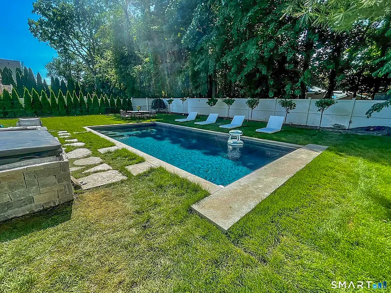 28 Oak St — Photo 2