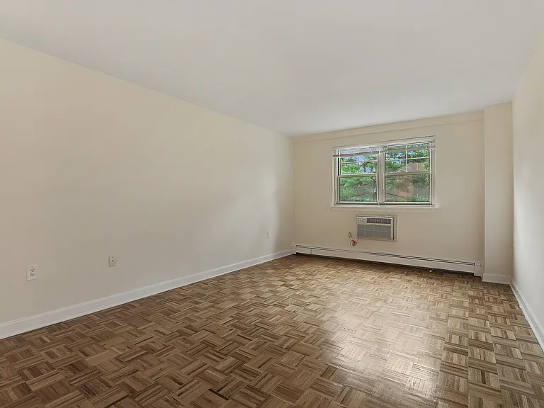 Hamilton Court Apartments — Photo 8
