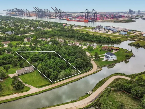 3515 E Bayou Dr, Shoreacres, TX 77571