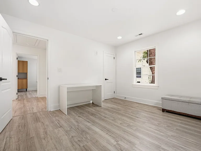 215 N Columbia St — Photo 14