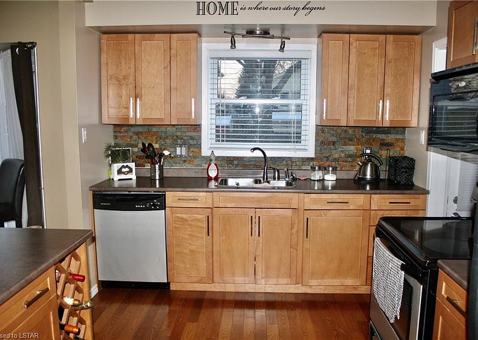 2nd image of 18 Bloomsbury Ct