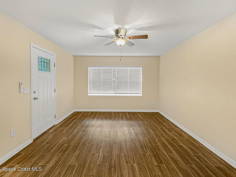 175 NW Valencia Rd — Photo 4