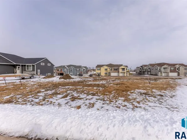 916 Trojan Ave, Hartford, SD 57033