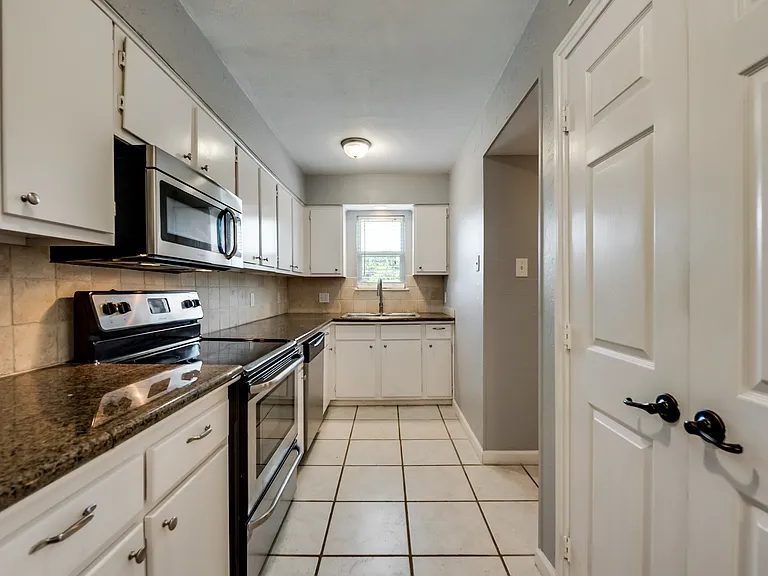 2205 Park Hill Dr — Photo 4