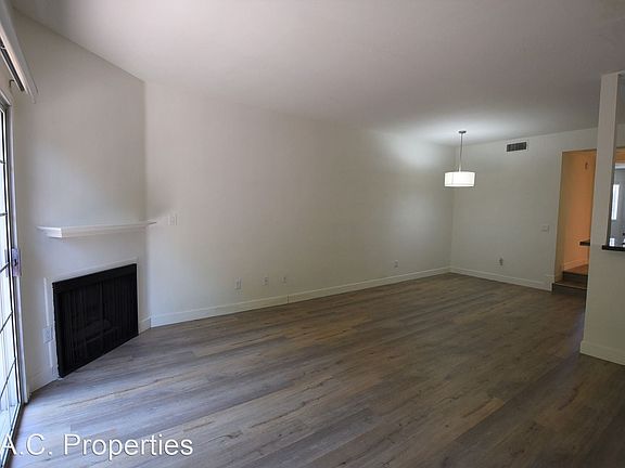 4th image of 11434 Moorpark St #17655180