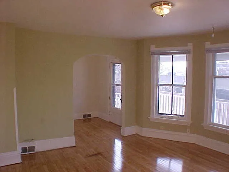 219 E Mifflin St — Photo 4