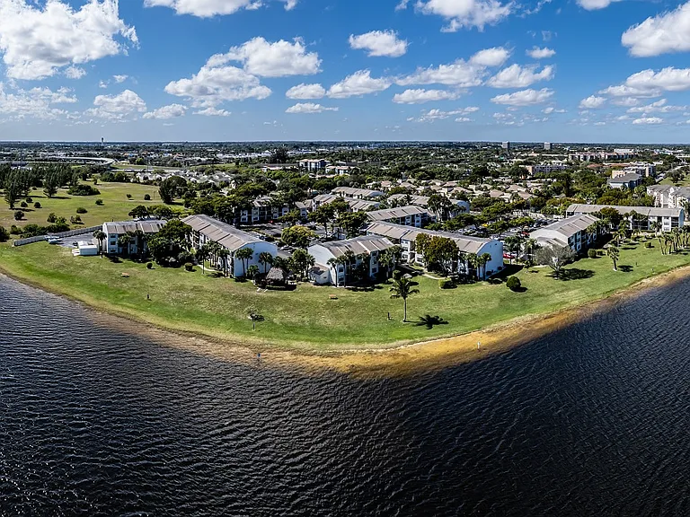 Bella Lago Vista — Photo 8