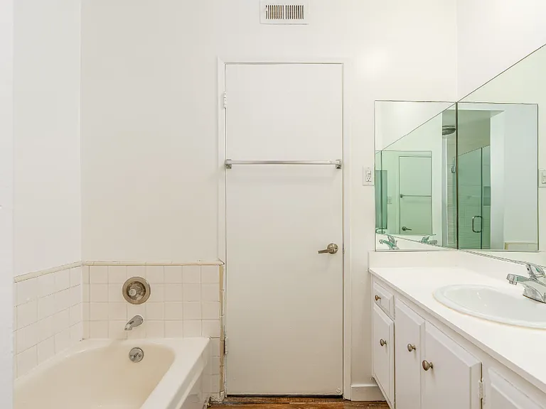 10137 Woodley Ave #123 — Photo 11