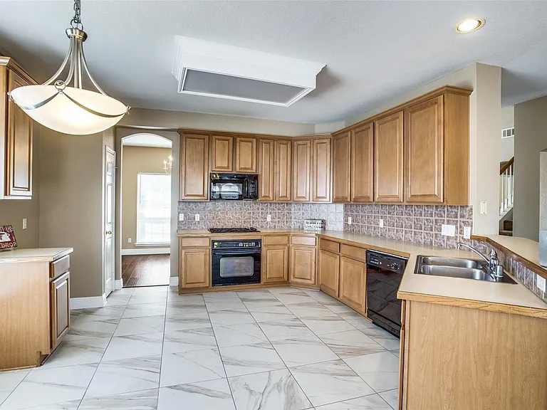 1402 Sunshine Dr — Photo 16