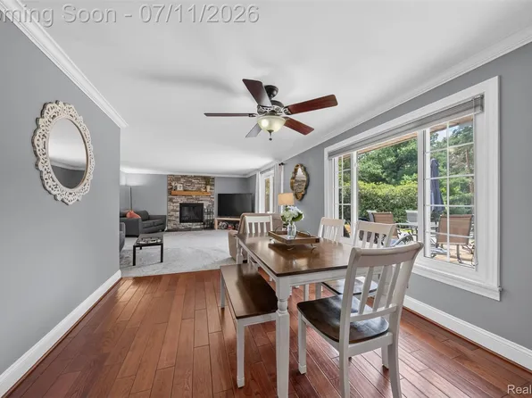 800 Hinford Ave, Lake Orion, MI 48362