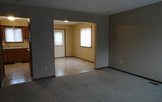 5th image of 305 1/2 S Saginaw St