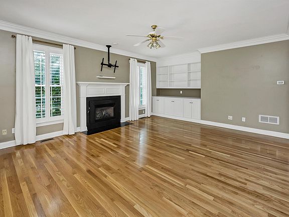 3rd image of 345 Oak Haven Dr