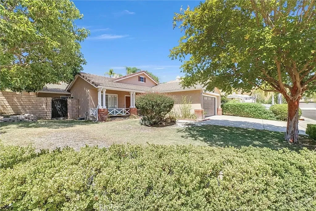 4 bed, 2411 sqft, $4,900 — Photo 2