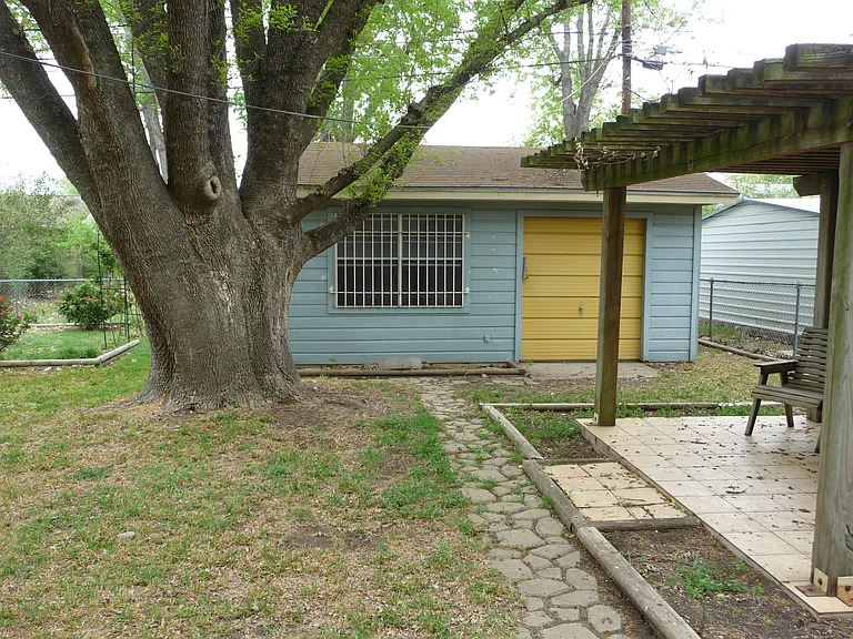 3416 Cloverleaf Dr — Photo 2
