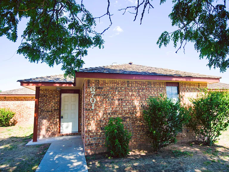 Quail Creek Apartments & Duplexes — Photo 12