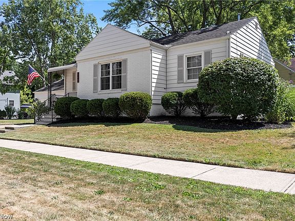 3rd image of 2841 Clague Rd